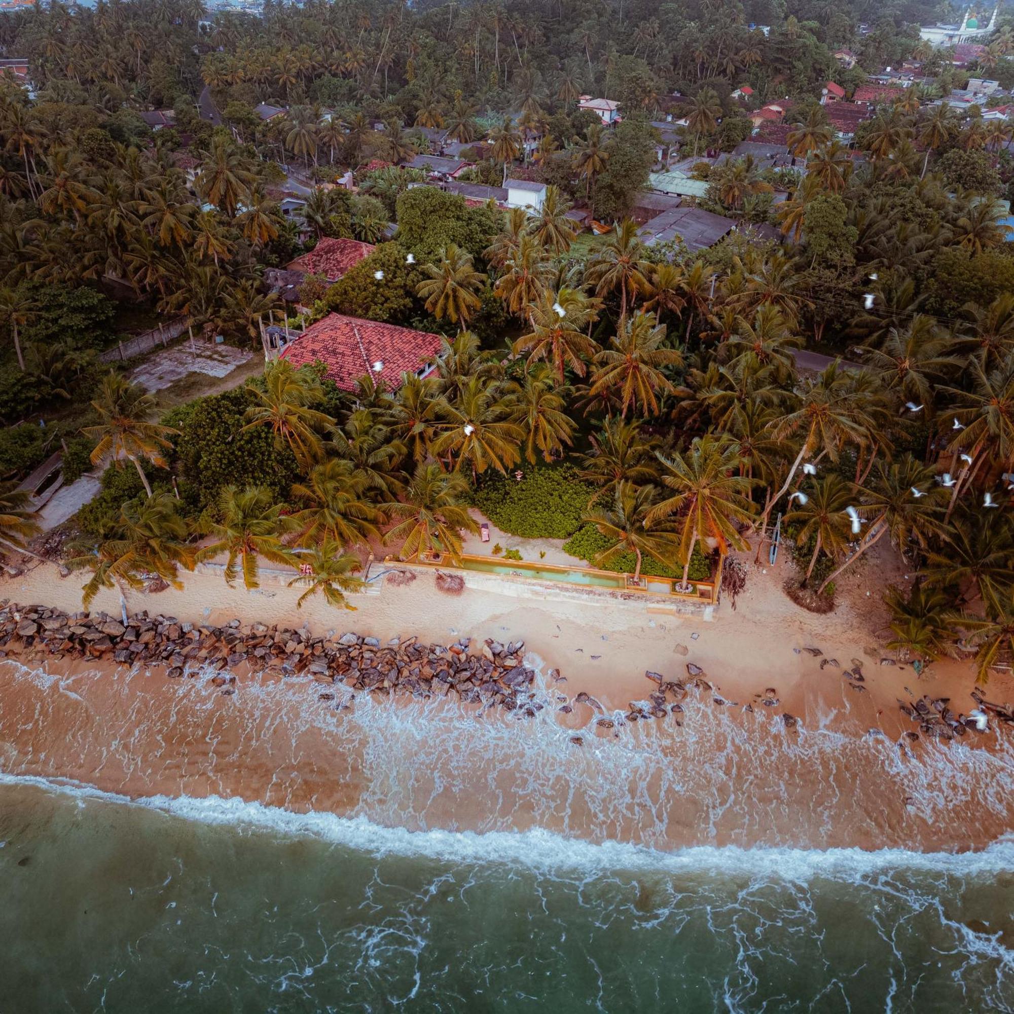 Amuura Beach Villa Берувала Экстерьер фото